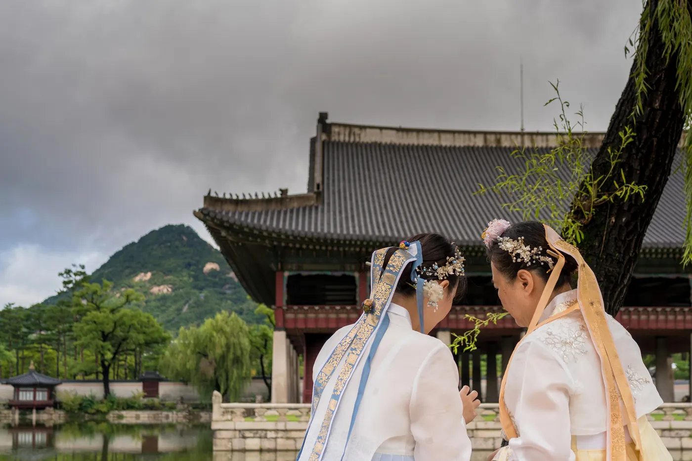 Visitors in hanbok at a Seoul palace