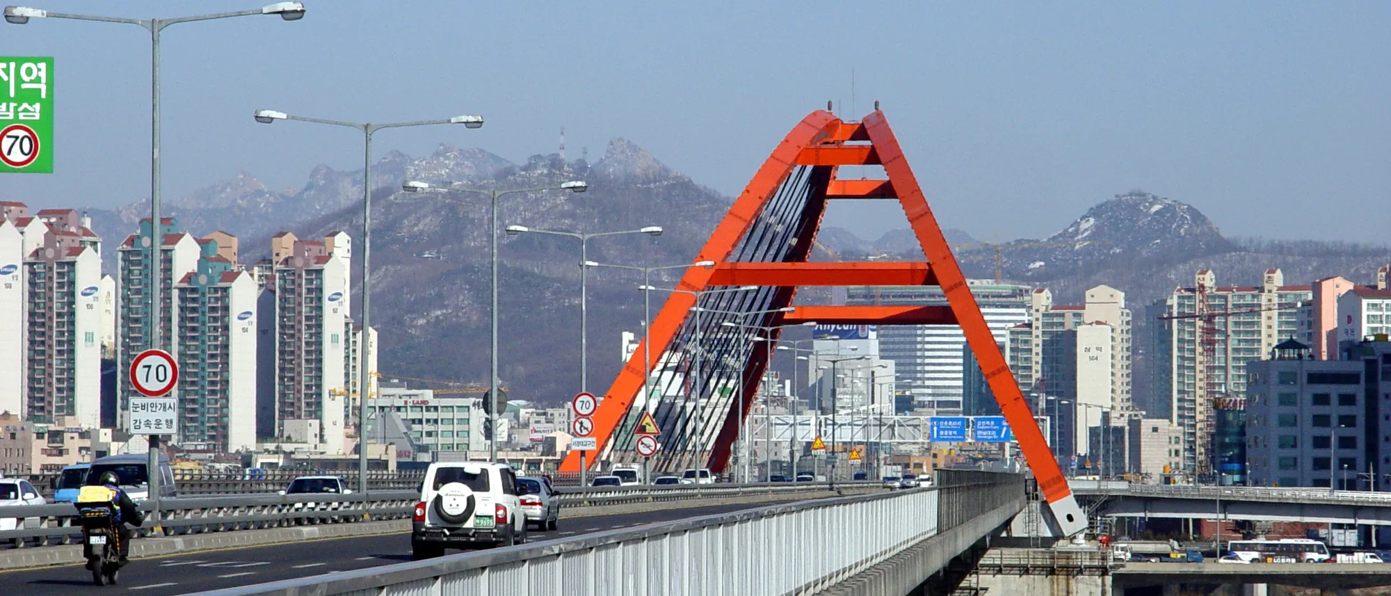 Seoul cityscape under Bukhansan