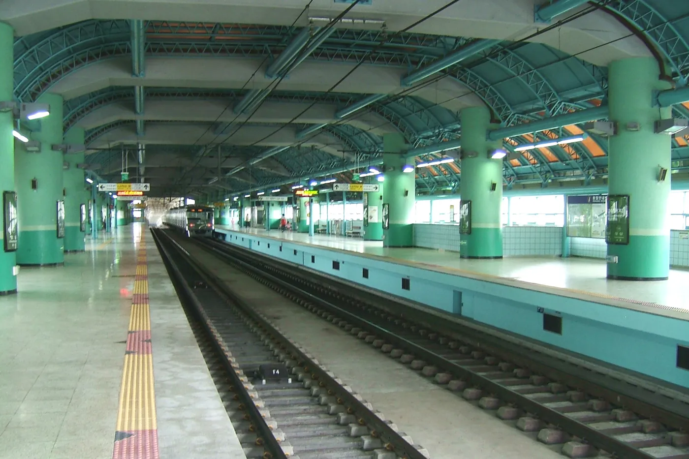 Seoul subway platform